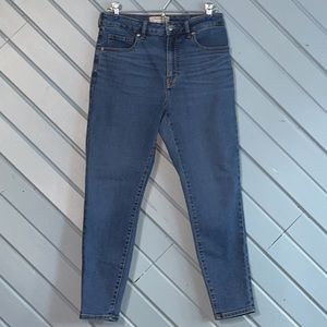 - Everlane The Curvy High-Rise Skinny crop Jean